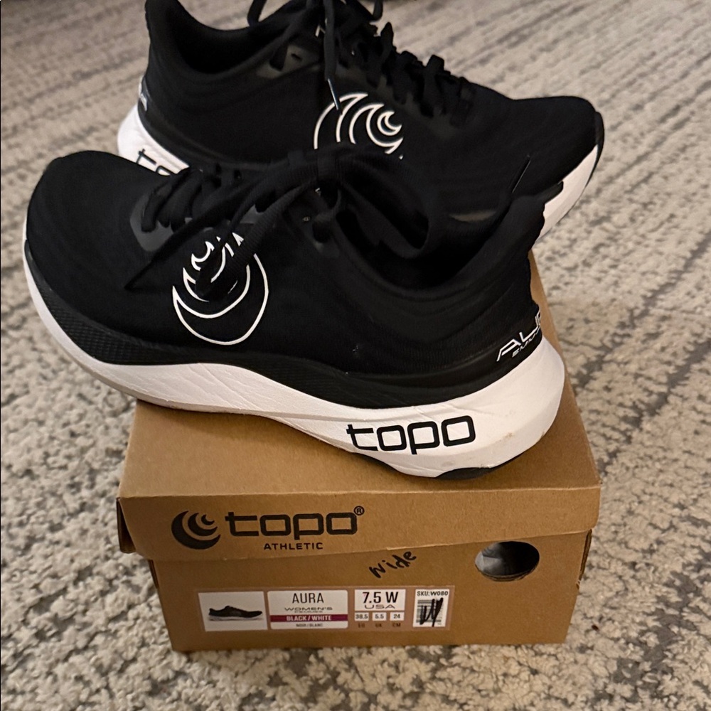 Topo Athletic Women's Aura Running Shoes - Black and White